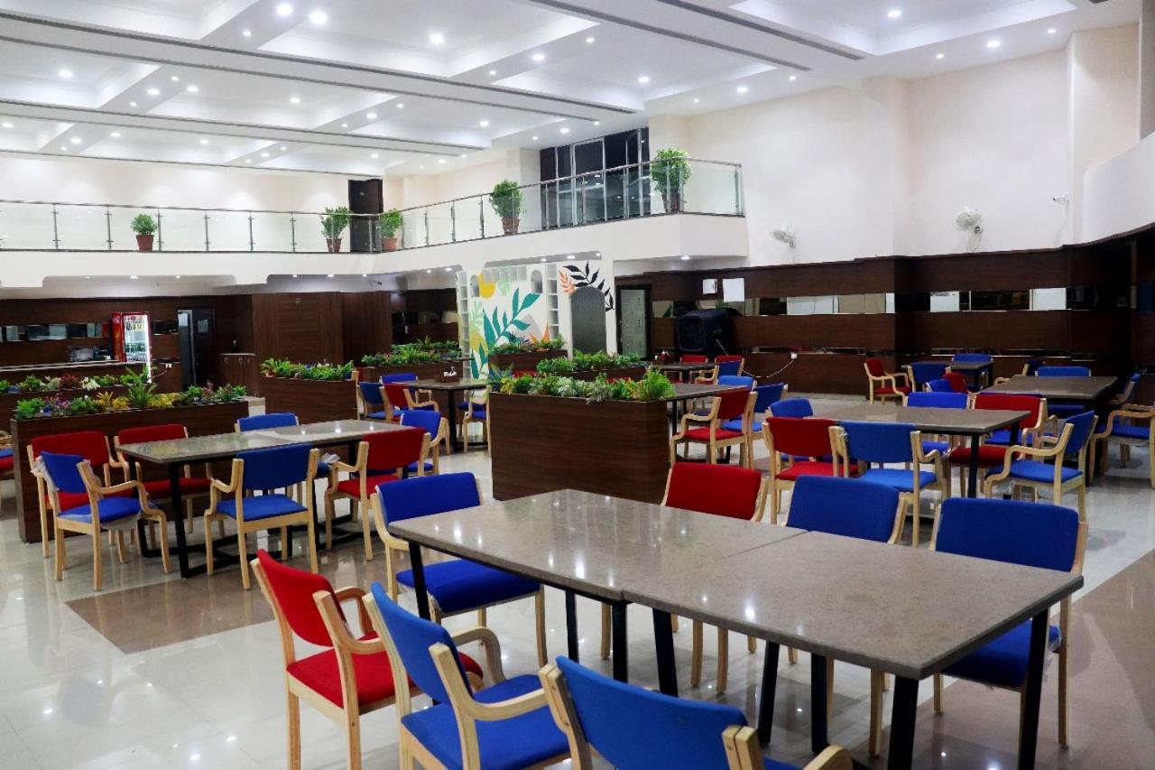 The Richi Rich Hotel And Resort Indore Bagian luar foto