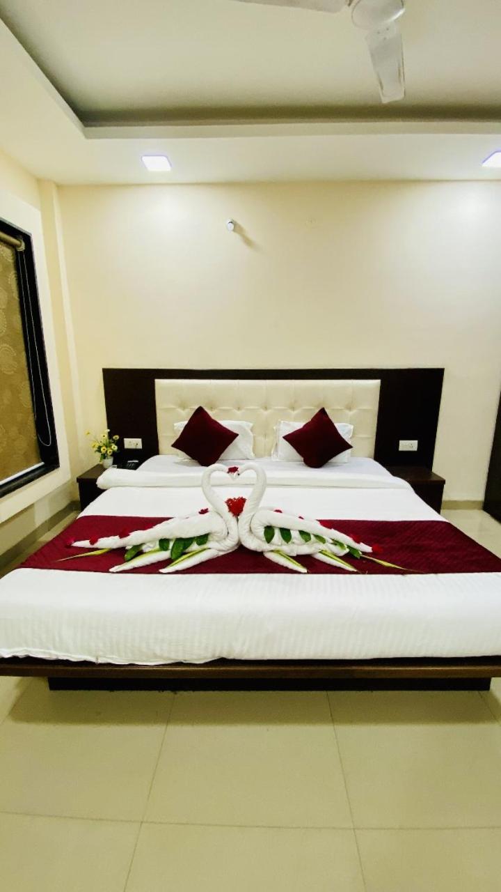 The Richi Rich Hotel And Resort Indore Bagian luar foto